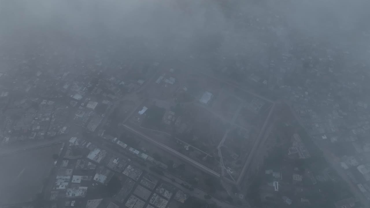 우메르코트 시, 타르파르카르, 파키스탄 에 둘러싸인 옛 요새 벽 위 에서 구름 을 통해 촬영 된 항공 드론