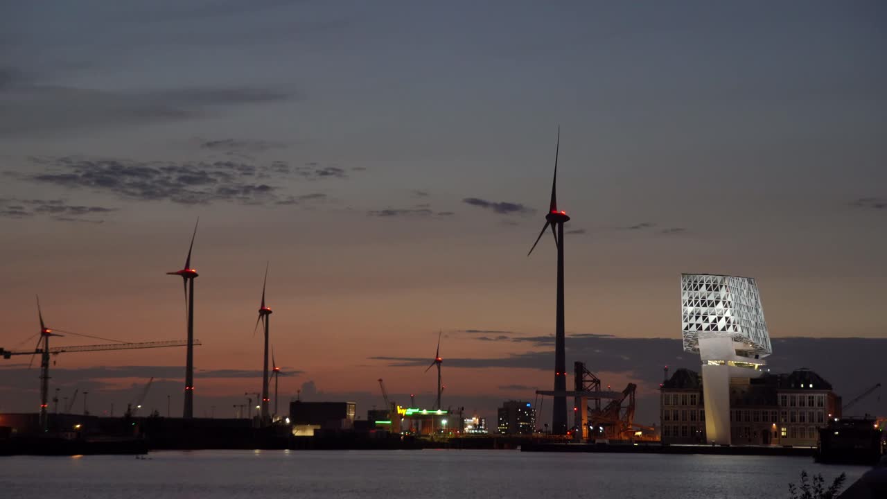 해가 지는 안트베르펜 항구
