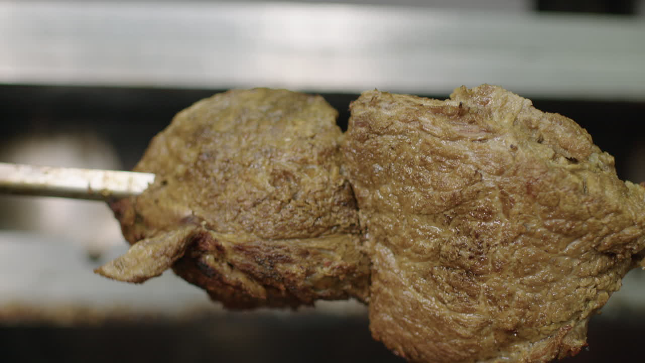 la rotación de la carne frita en un pincho