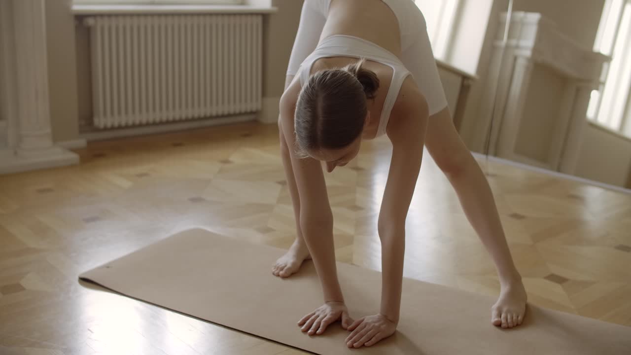 mujer practicando yoga en casa