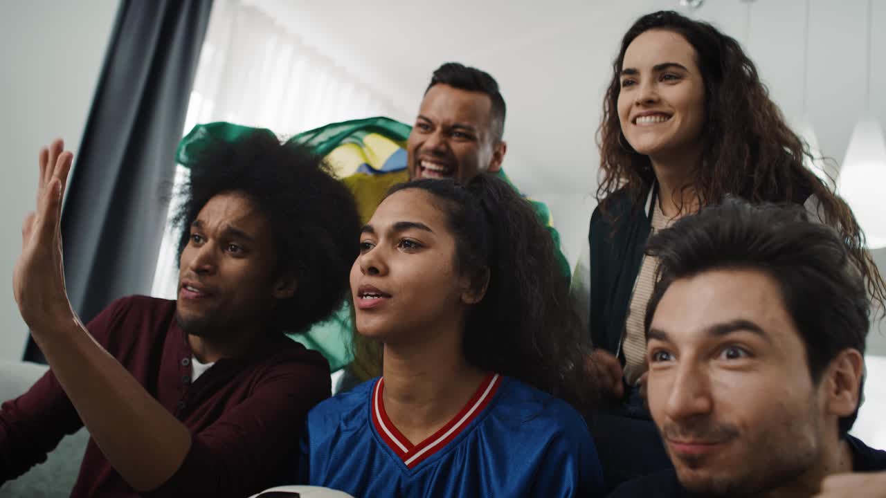 retrato de un joven riendo en el estudio disparado