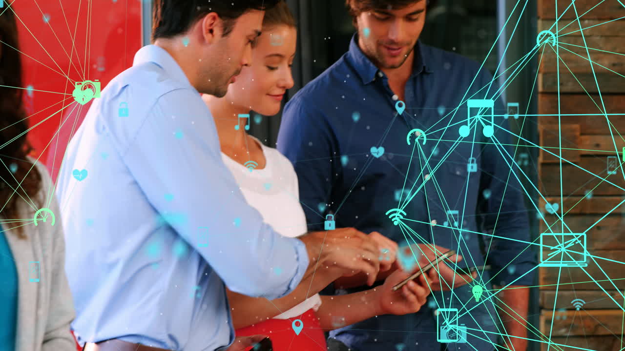 animación de iconos globos conectados sobre diversos compañeros de trabajo discutiendo y usando el teléfono inteligente