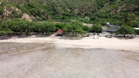 Luftdrohnenflug-Entlang-Eines-Weißen,-Von-Bäumen-Gesäumten-Strandes-Auf-Einer-Tropischen-Insel-In-Timor-Leste,-Südostasien