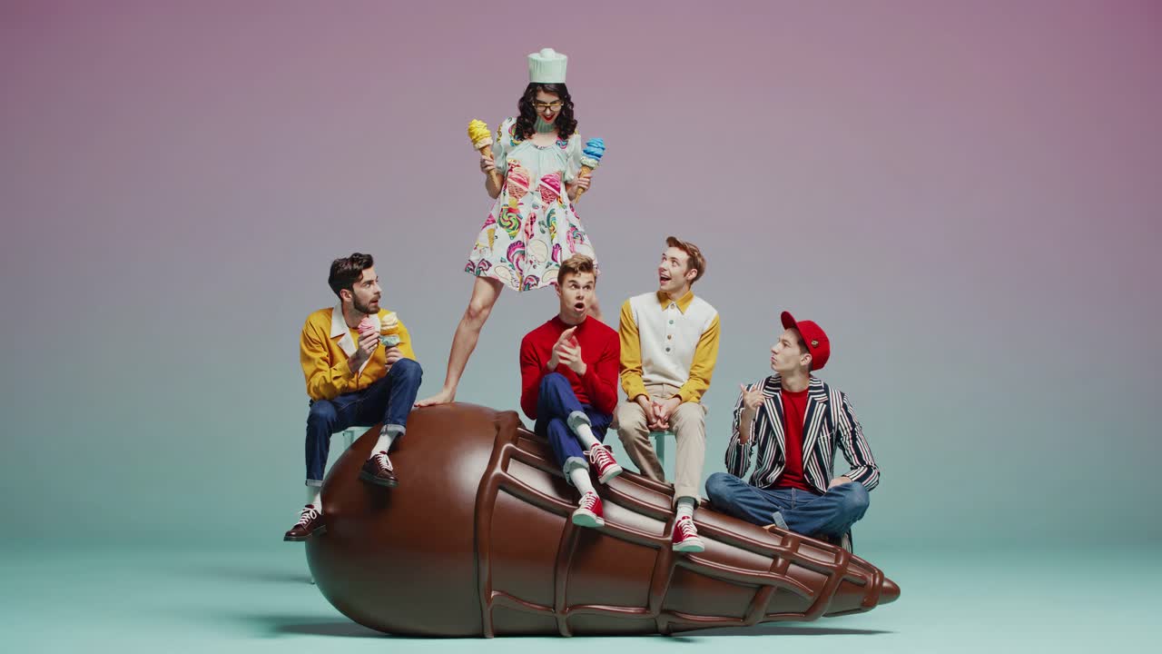 아이스크림 을 즐기는 친구 들 의 그룹