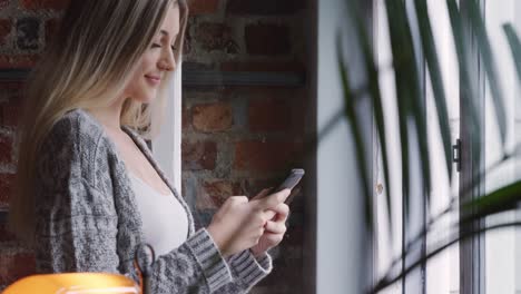 Kaukasische-Frau,-Die-Ihr-Telefon-In-Ihrem-Haus-Benutzt