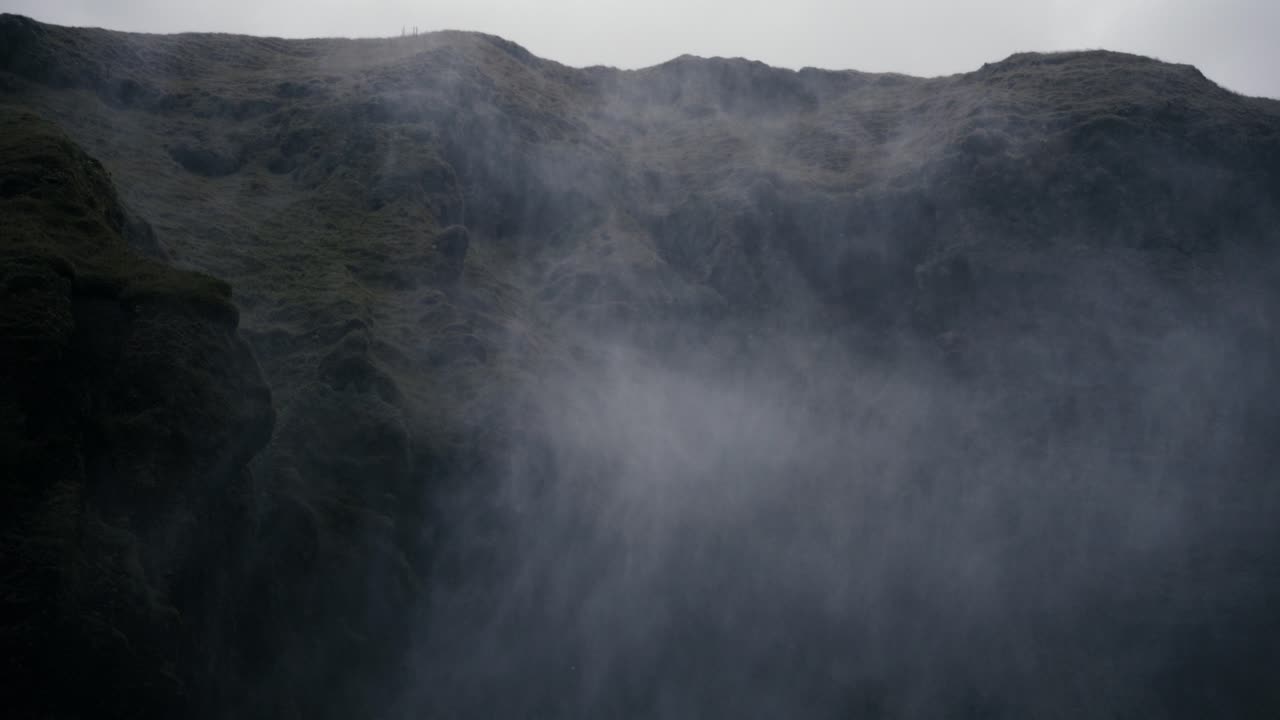 Skummel tåke stiger mellom kjølige grønne klipper og skaper en skremmende og illevarslende atmosfære