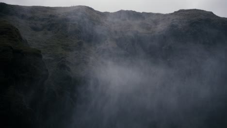 spukhafter nebel erhebt sich inmitten von kühlen grünen klippen und erzeugt eine beängstigende und unheilvolle atmosphäre.