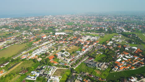 Luftaufnahme-Der-Stadt-Canggu-Mit-Wohngebiet-Und-Meer-Im-Hintergrund-Im-Sommer---Von-Oben-Nach-Unten-An-Nebligen-Tagen