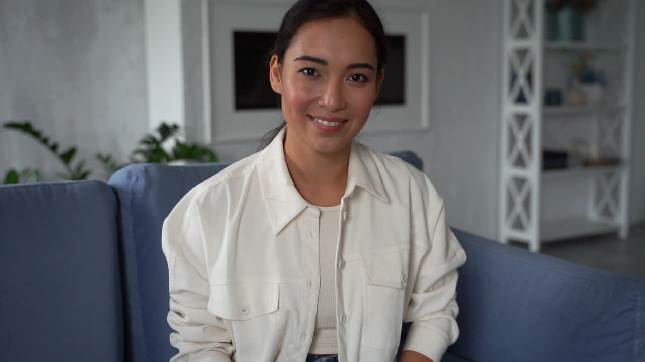 videotutorial de grabación de influencer femenina sobre cómo ponerse mascarillas médicas desde casa