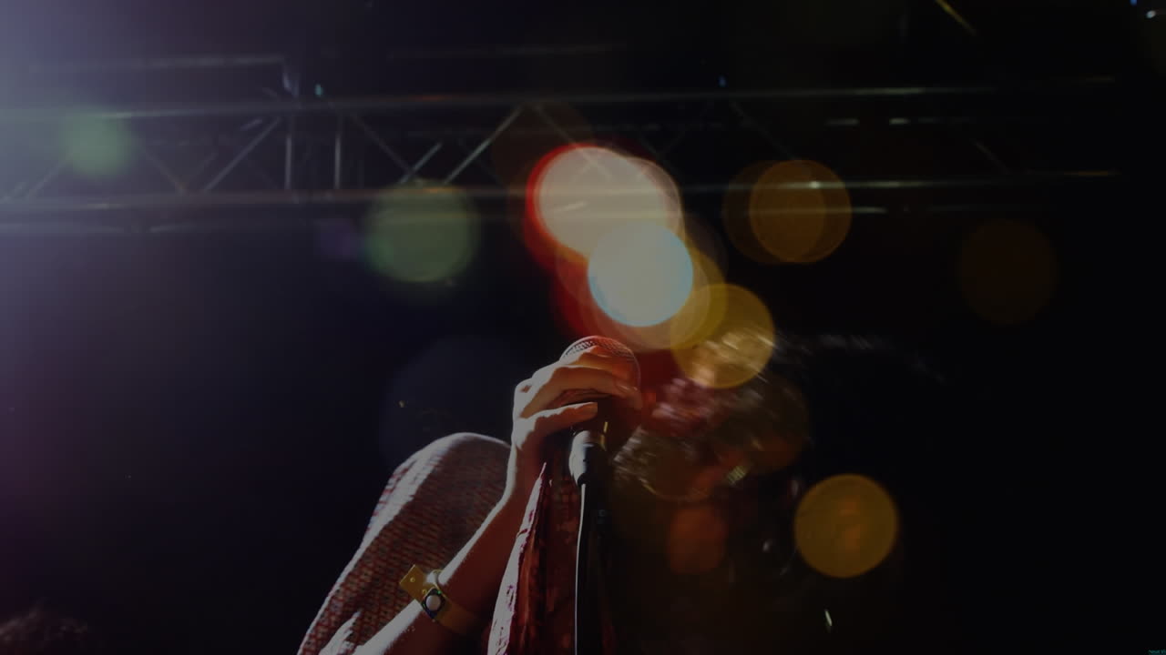 animación de puntos de luz sobre la cantante afroamericana.