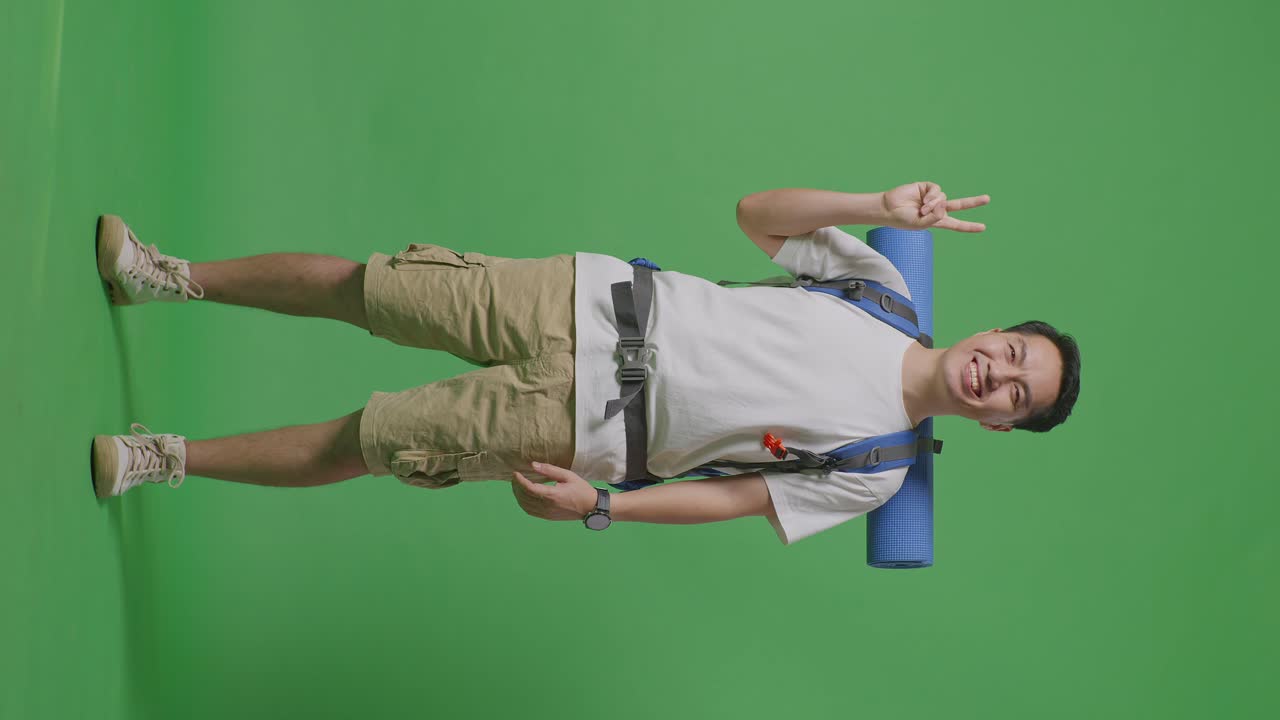 hombre con mochila y estera de yoga