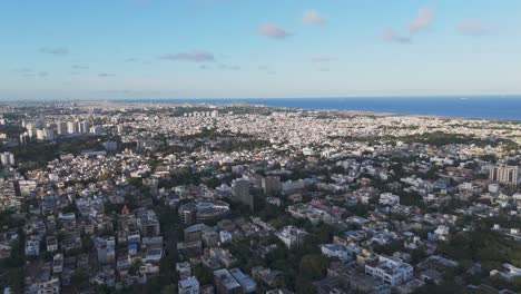 vista aérea de la ciudad costera