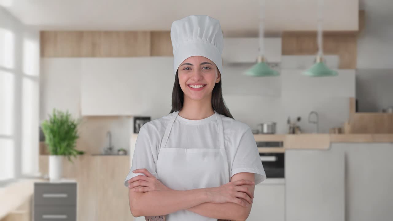 Ritratto di una felice chef professionista indiana