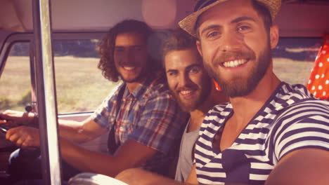 en formato de alta calidad amigos hipsters en viaje por carretera