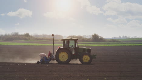 agricultor plantando semillas en un campo