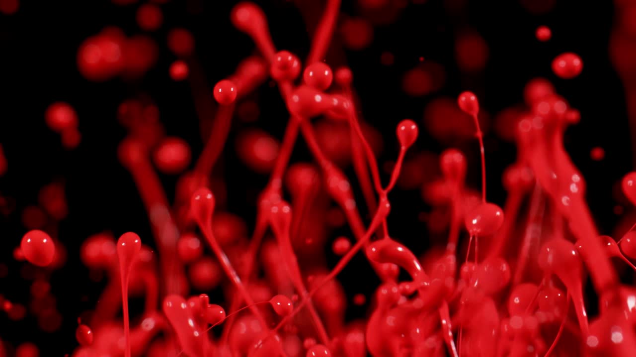 красная краска летит в воздух