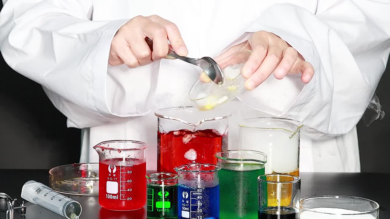 experimento científico con productos químicos de colores