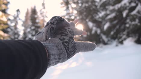 Hand-Mit-Handschuhen,-Die-In-Der-Verschneiten-Landschaft-Nach-Der-Sonne-Greifen-Standort:-Südtirol