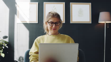 Junge-Frau-Chattet-Zu-Hause-Per-Videoanruf-Auf-Dem-Laptop