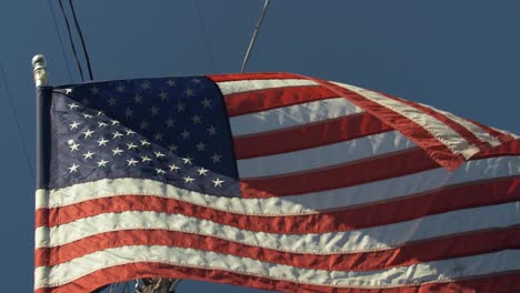 Bandera-Americana-Ondeando-Frente-Al-Cielo-Azul