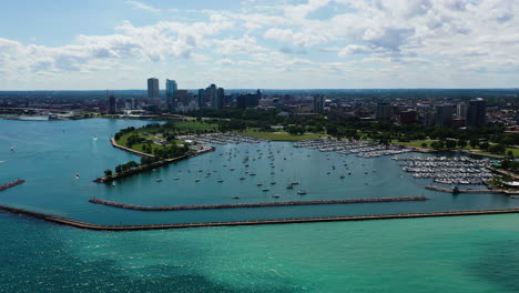 vista aérea siguiendo un velero que sale de la marina mckinley en el soleado milwaukee, estados unidos