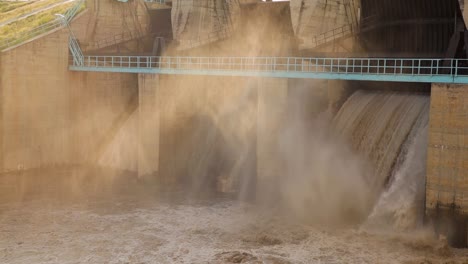 Ablassen-Von-Wasser-Aus-Einem-Wasserreservoir-Oder-Damm---Drainagewasser,-Das-Durch-Ein-Überlauftor-Fließt---Abwässer,-Die-Aus-Einer-Kläranlage-Freigesetzt-Werden