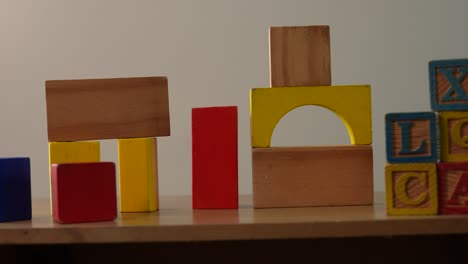 cubos de madera de colores para niños pequeños