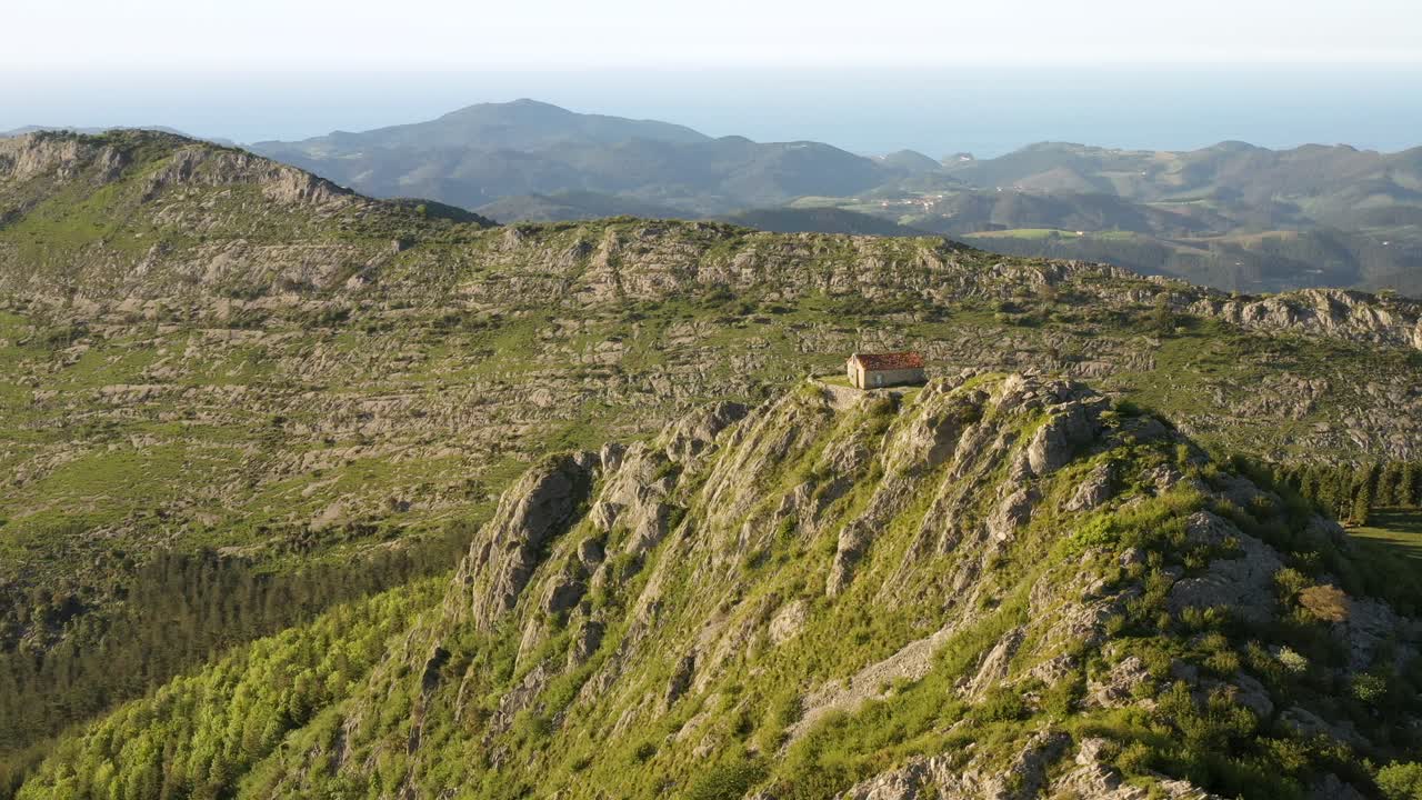vista aérea de drones de la ermita de santa eufemia en la cima de una montaña en aulestia en el país vasco