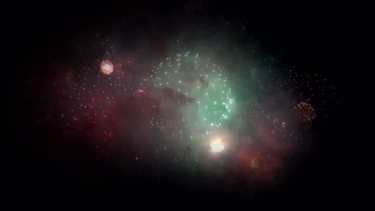 aislamiento realista de fuegos artificiales coloridos sobre fondo negro para su uso como superposición.