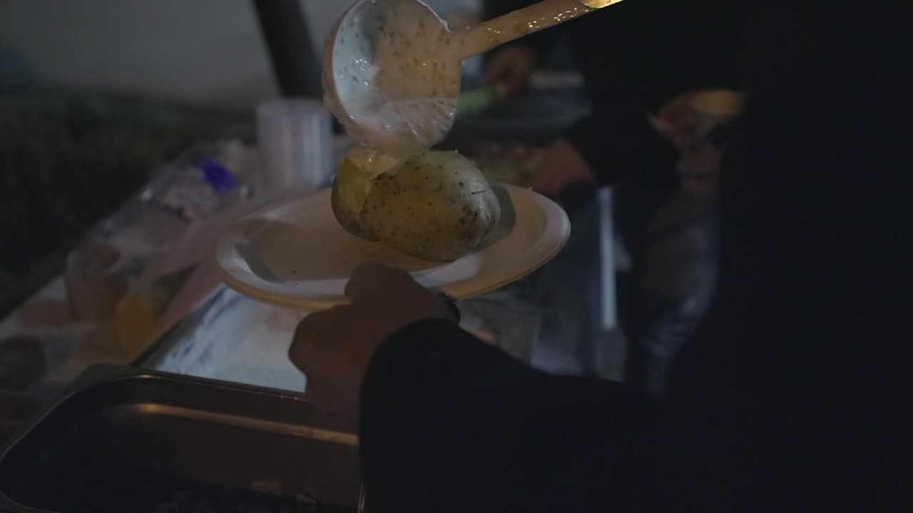 저녁에는 구운 감자 위에 소스를 붓습니다.