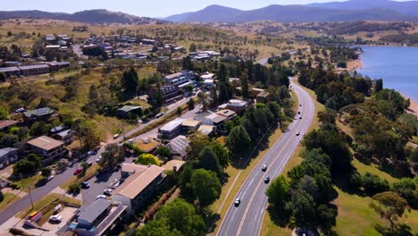 Küstenstraße-Mit-Verkehr-In-Der-Stadt-Jindabyne,-New-South-Wales,-Australien