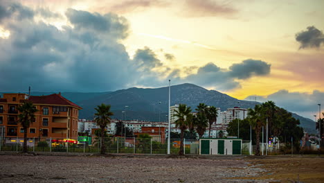 Toma-De-Tiempo-Del-Movimiento-Del-Tráfico-A-Lo-Largo-De-La-Costa-Del-Sol-En-Málaga,-Provincia-De-Andalucía,-España-Con-Montañas-Al-Fondo-Durante-La-Noche