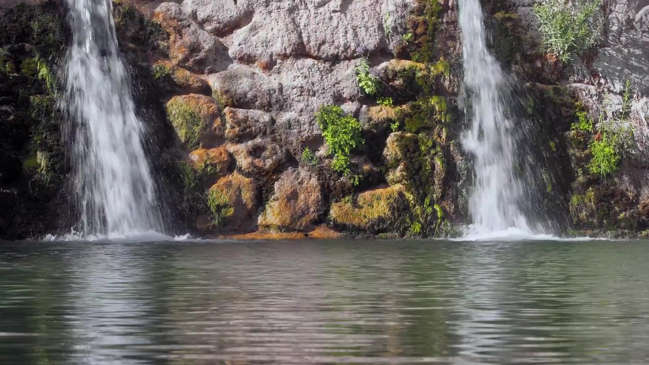 Água caindo da barragem em El Dique, província de Málaga, Espanha