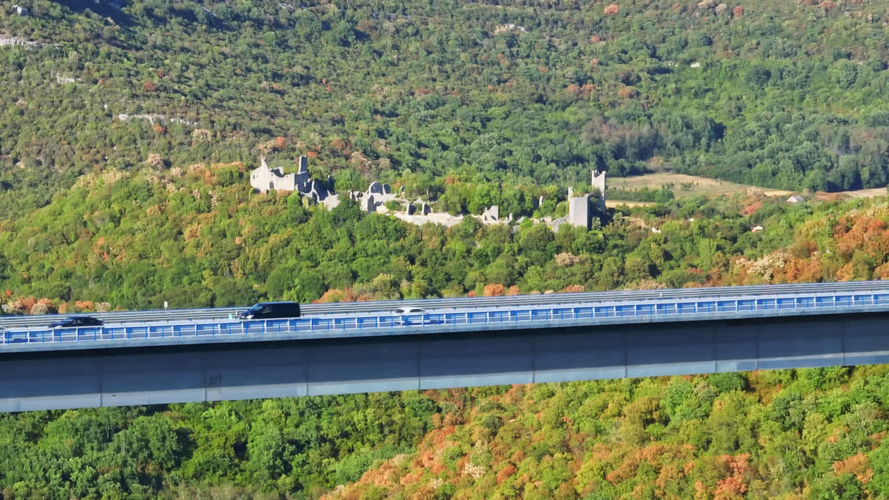 aerial: puente en la carretera a9 con ruinas en el fondo, verano en istria, croacia