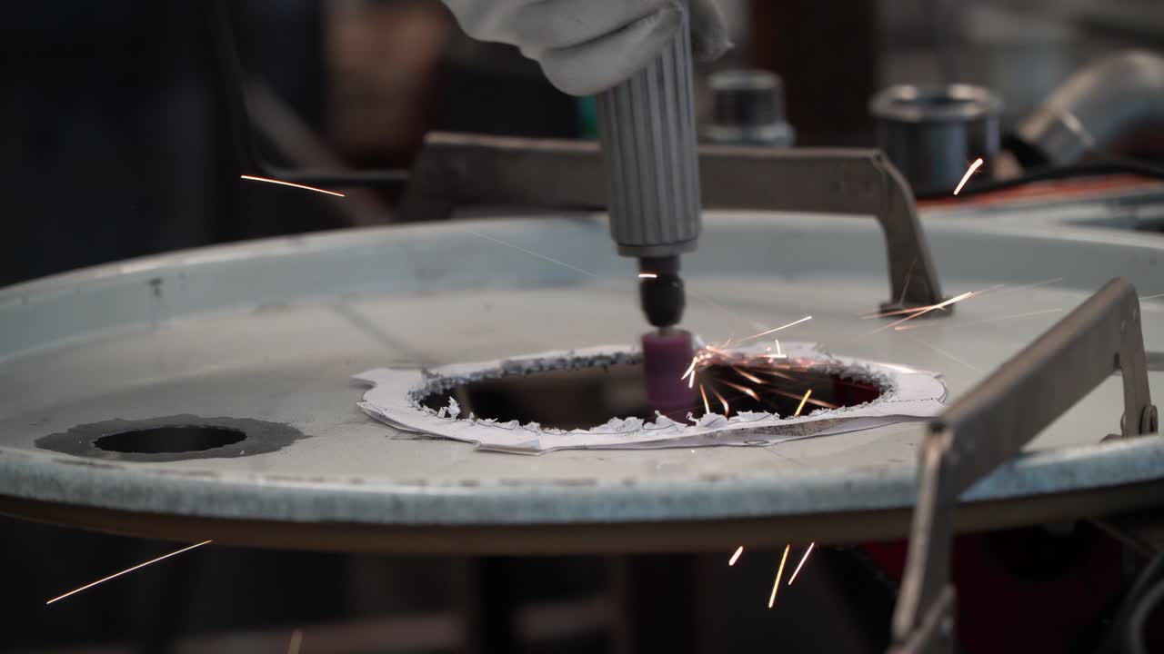 손으로 는 장치, 드레멜을 사용합니다.