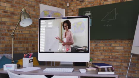 maestra de raza mixta mostrada en la pantalla de la computadora durante una videollamada