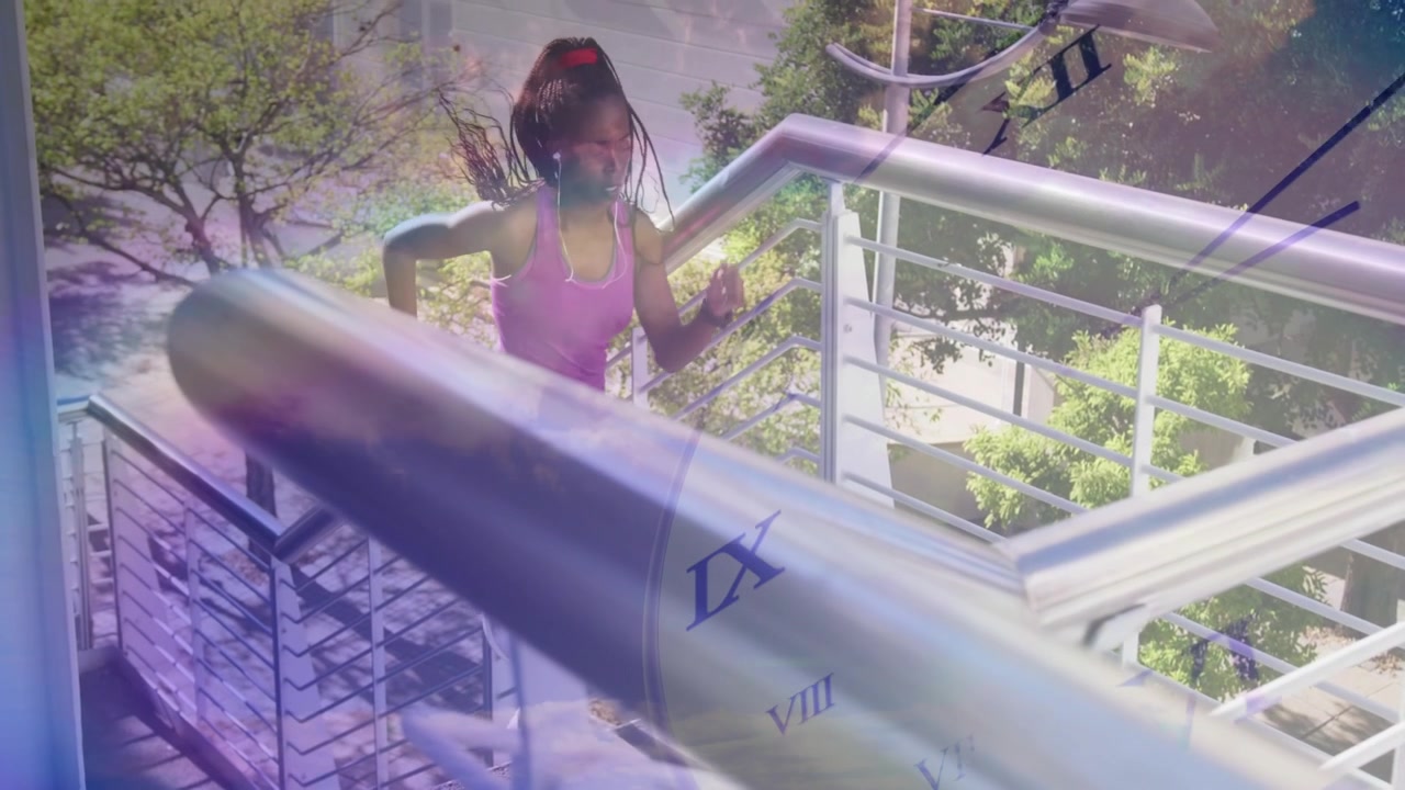 Mujer subiendo escaleras trotando para hacer ejercicio, llegando a la cima mientras una superposición de reloj oculta la vista.