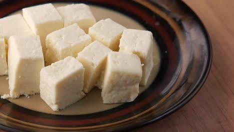 queso paneer en cubos en el plato