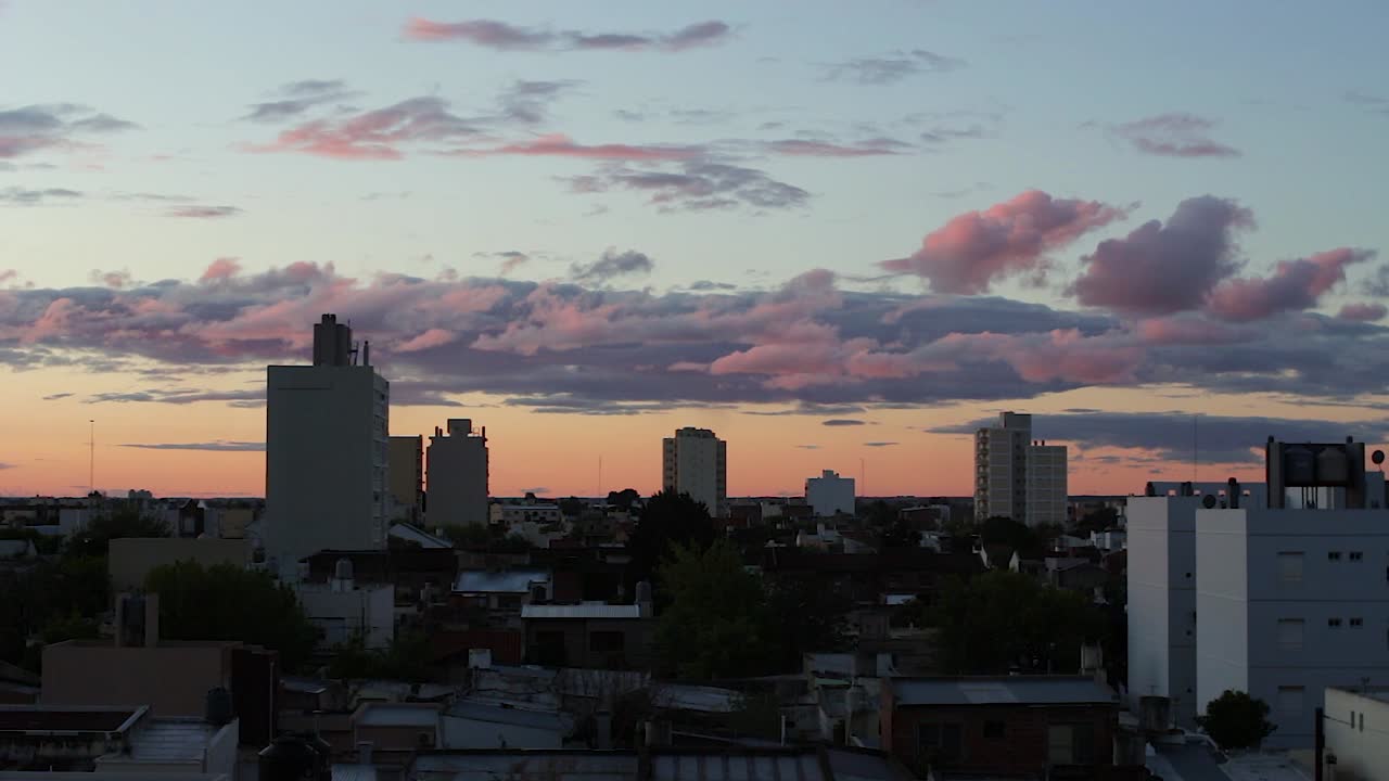lapso de tiempo nublado al atardecer en el barrio