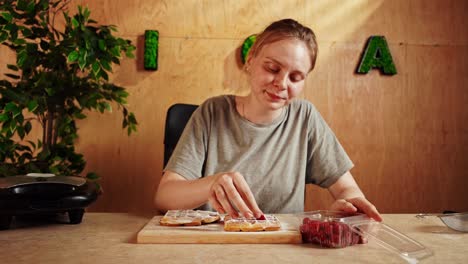una mujer disfrutando de gofres con fresas.