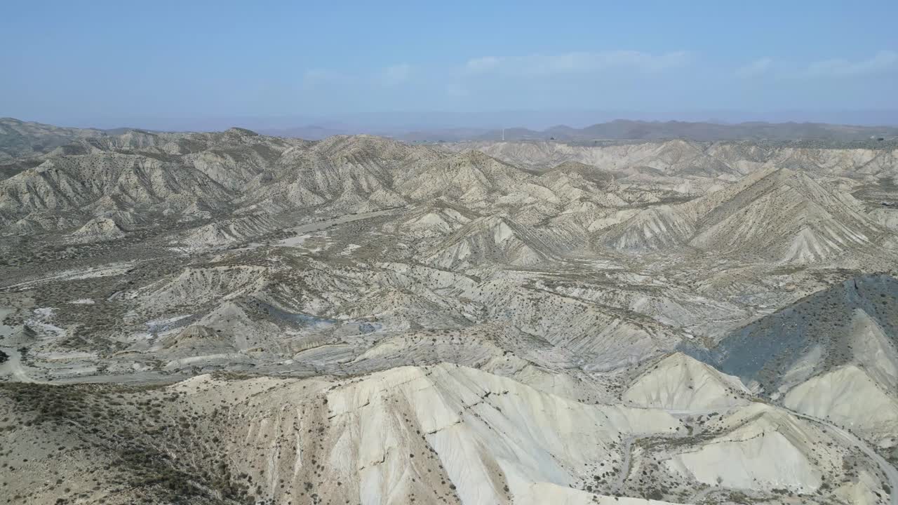 vista de aviones no tripulados de montañas rocosas con río seco a la luz del día