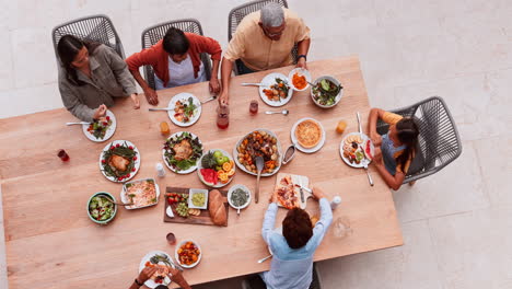 vista de arriba, comida y cena con la familia