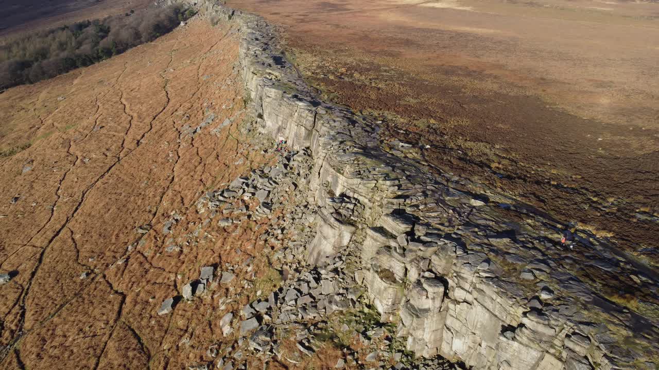 vistas desde arriba mirando hacia abajo en los acantilados de stanage edge a última hora de la tarde