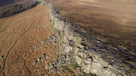 Vistas-Desde-Arriba-Mirando-Hacia-Abajo-En-Los-Acantilados-De-Stanage-Edge-A-última-Hora-De-La-Tarde