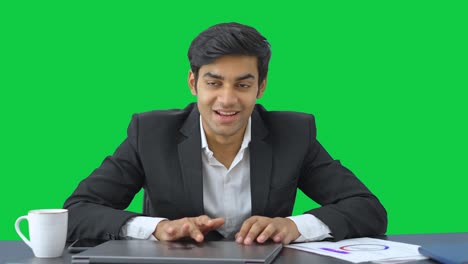 Glücklicher-Indischer-Manager,-Der-Seine-Mitarbeiter-Auf-Grünem-Bildschirm-Schätzt