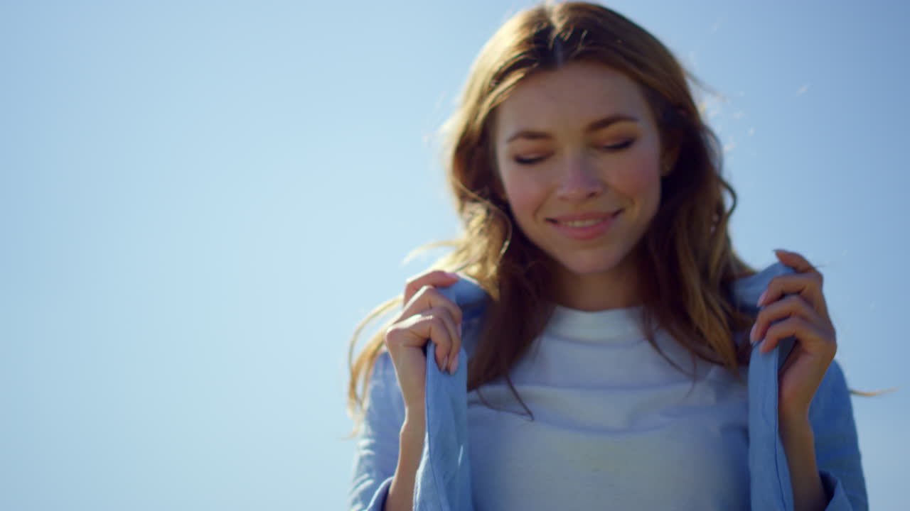 셔츠를 입은 행복한 여성의 클로즈업. 여름날 편안한 느낌의 예쁜 소녀