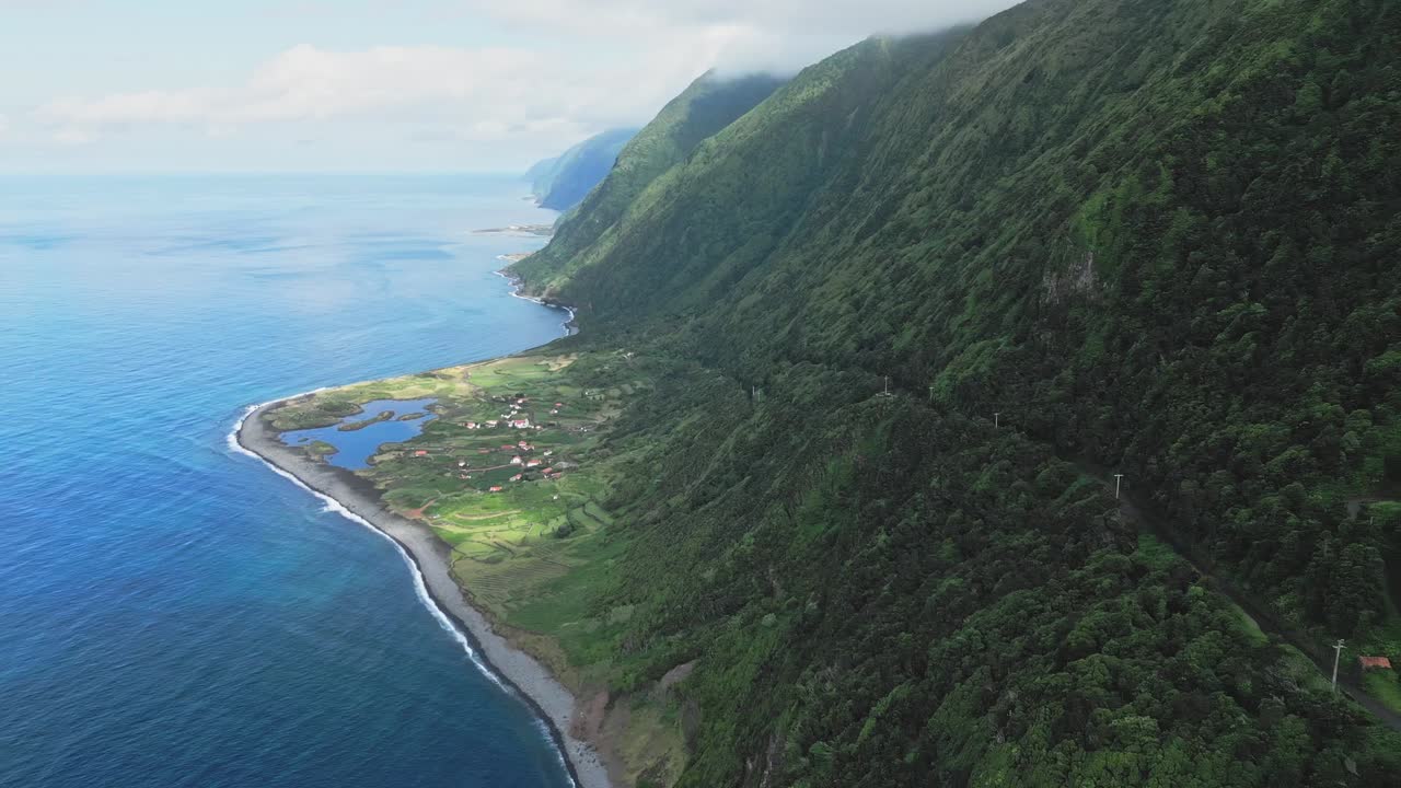Rehevät vihreät kalliot kohtaavat valtameren Fajã da Cumbressa, São Jorgella, Azoreilla