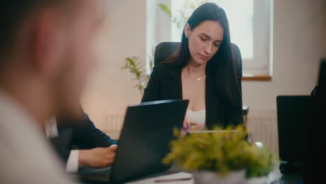 mujer de negocios que usa una tableta en el lugar de trabajo.