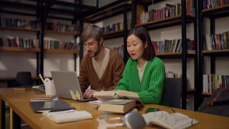 estudiantes que estudian en una biblioteca