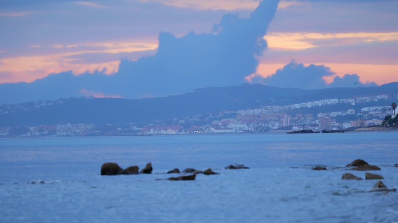 スペイン 南部 アンダルシア の コスタ・デル・ソル に ある 地中海 の 岩 に 衝突 する 波